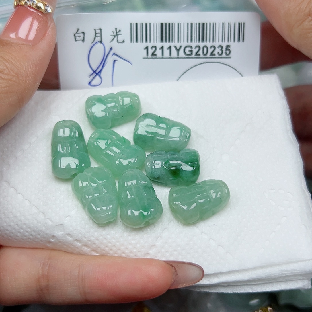 叶***子翡翠未镶嵌吊坠(不含链)