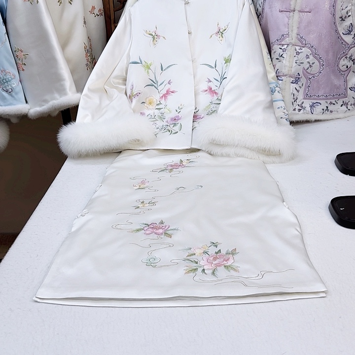 织绣白色桑蚕丝冬款上衣