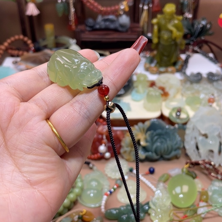 蛇纹石玉颈饰未镶嵌