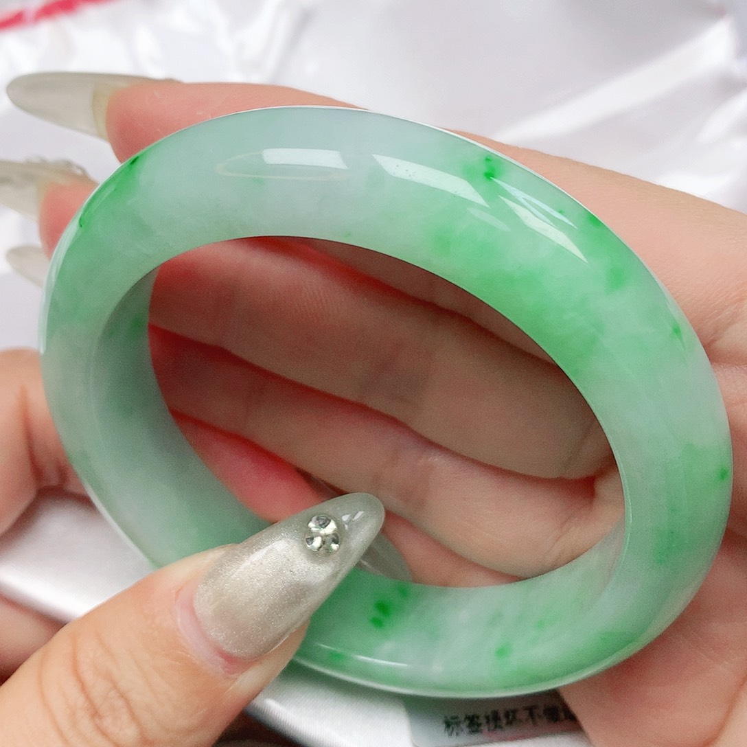 翡翠手镯未镶嵌抖音