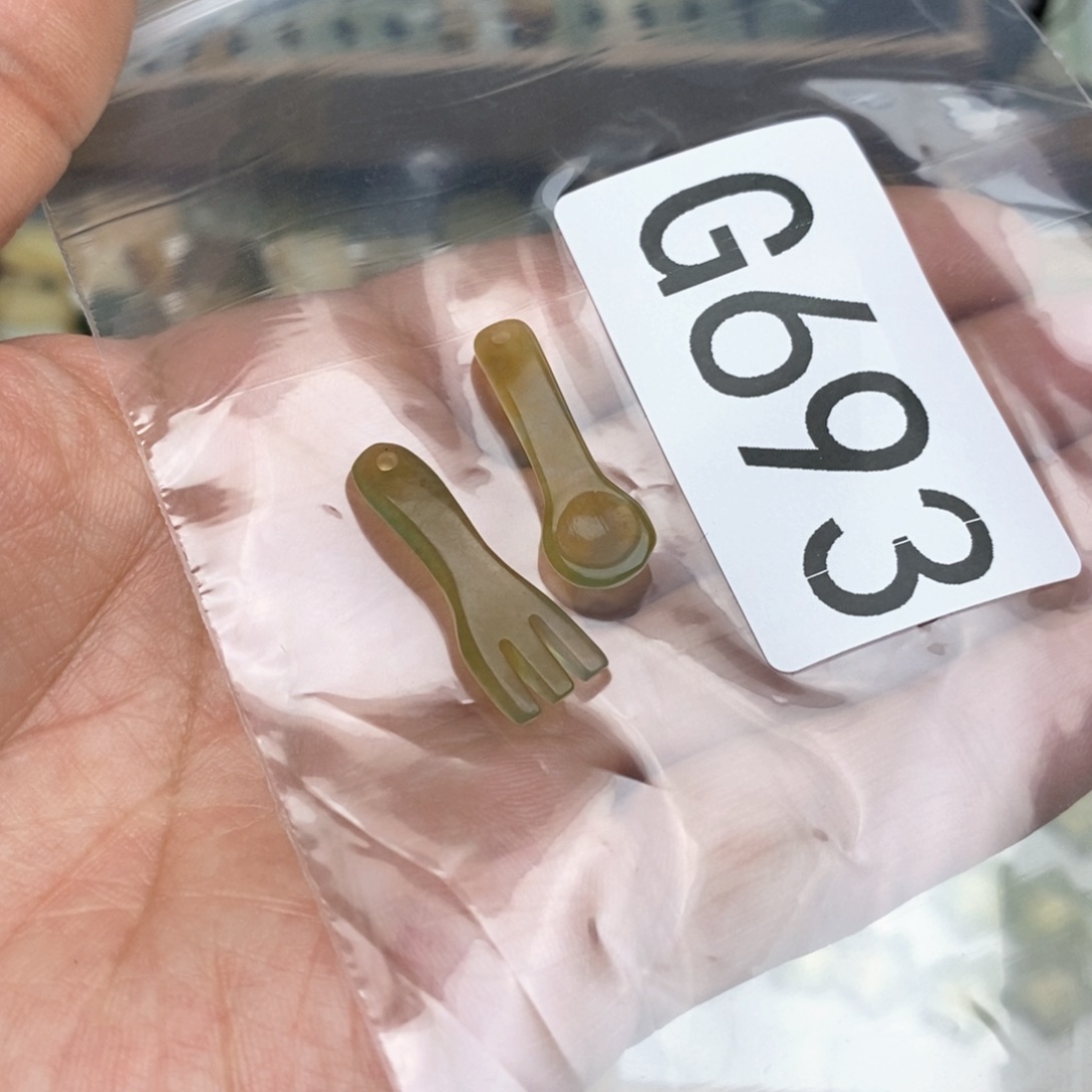 岫玉假一赔十，不退不换，未镶嵌