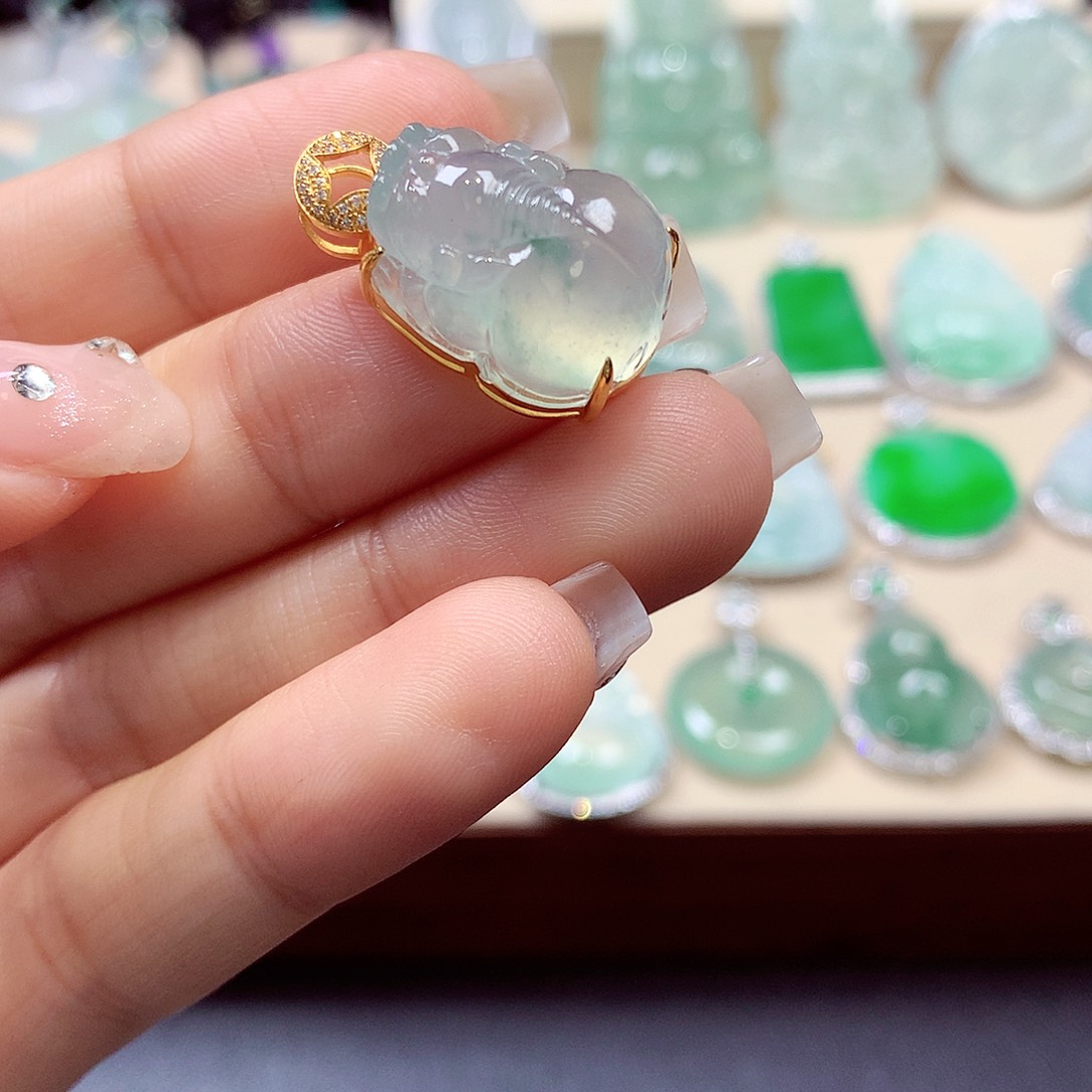 翡翠颈饰18K金镶嵌翡翠