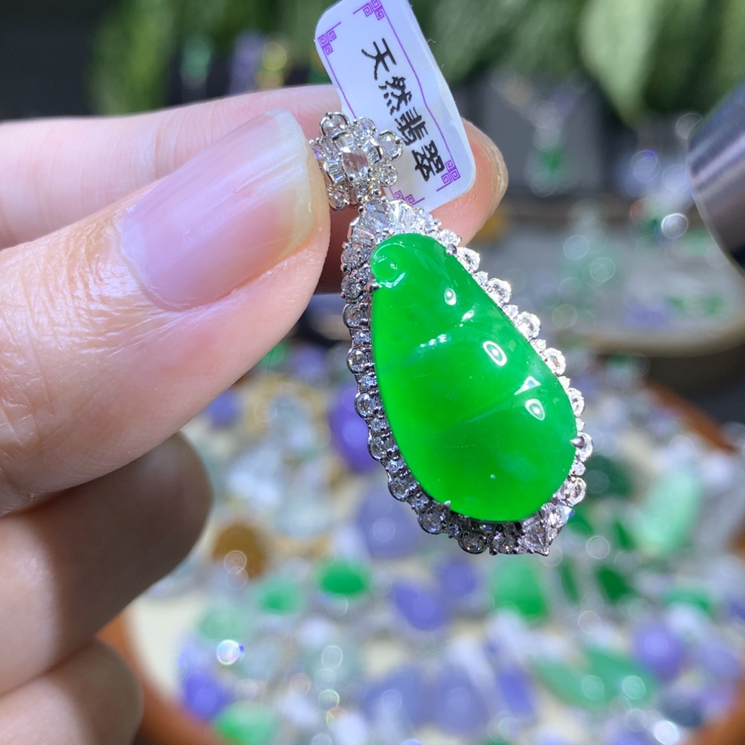 颈饰18K金镶嵌翡翠