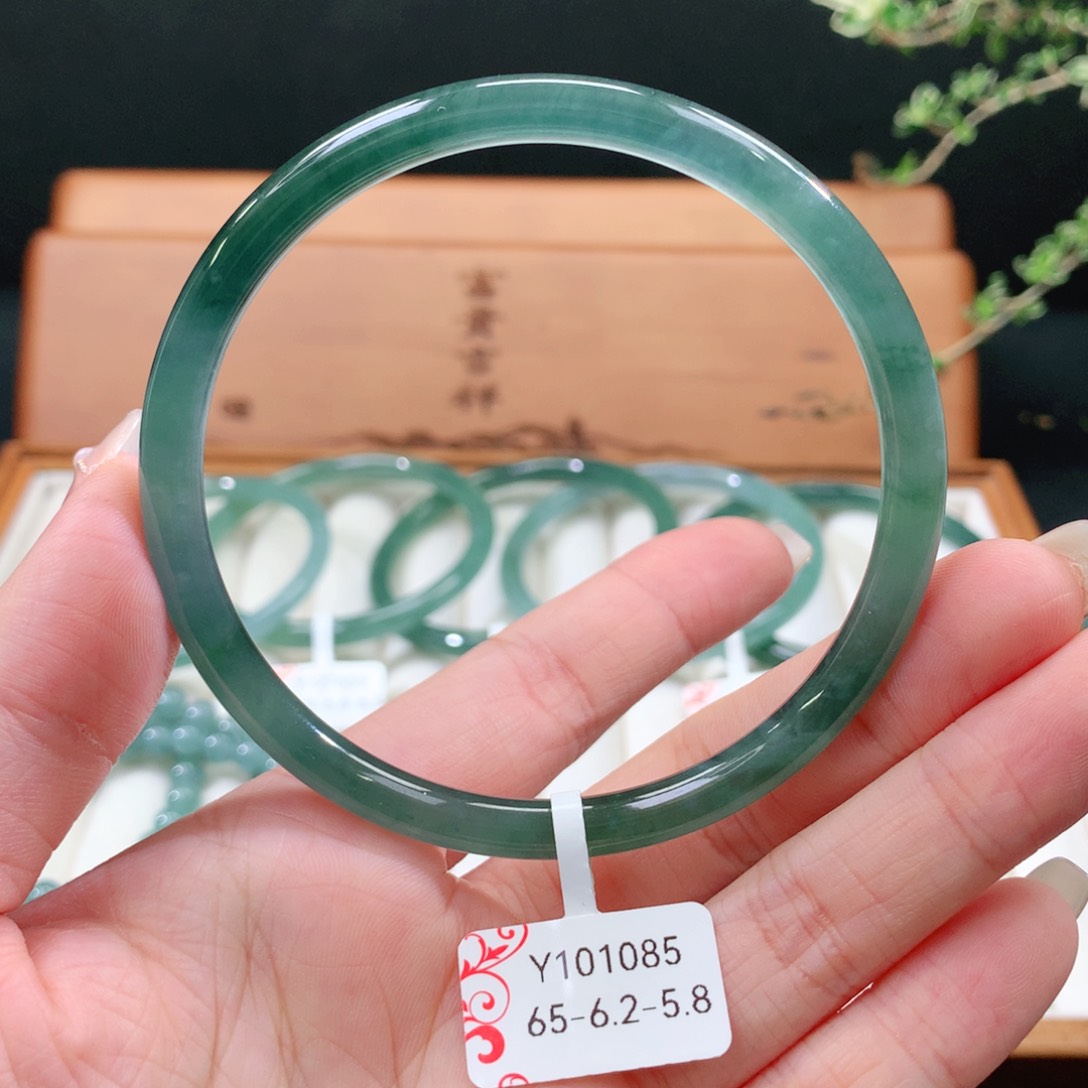 翡翠手镯未镶嵌天然