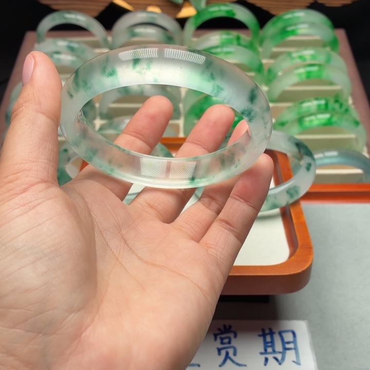 张***7石英质玉未镶嵌手镯