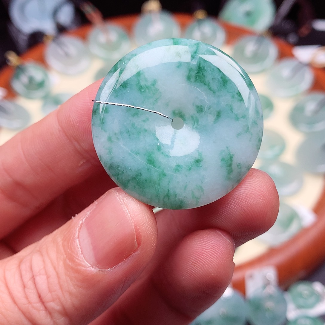 翡翠颈饰未镶嵌平安扣