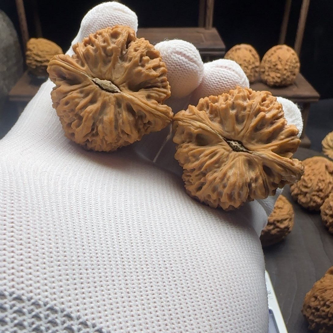 文玩核桃吊坠离****门43.5三角拉丝奥迪