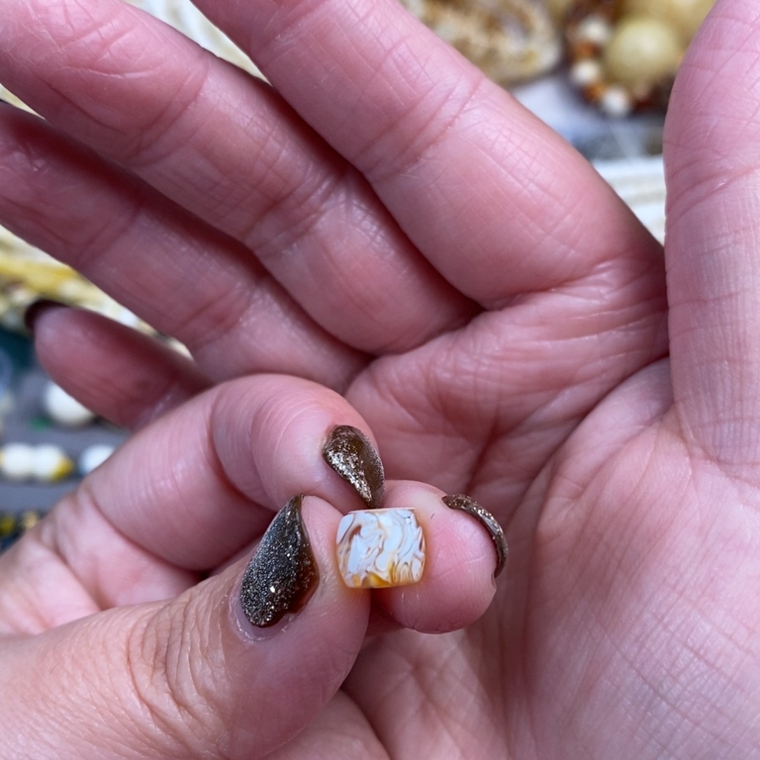 琥珀裸石未镶嵌金漆白拉丝纹直切单珠8×6.8