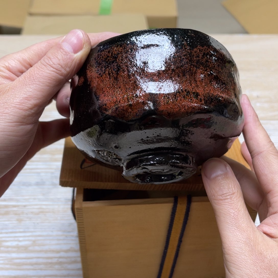 瓷片密密麻麻地排列着一个