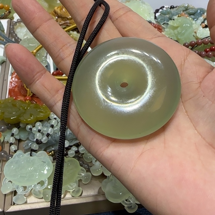 蛇纹石玉吊坠合金
