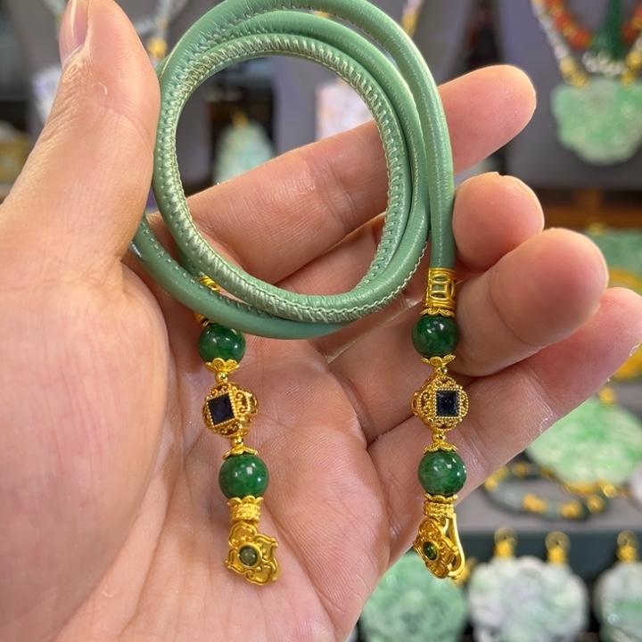 翡翠吊坠(赠链)未镶嵌