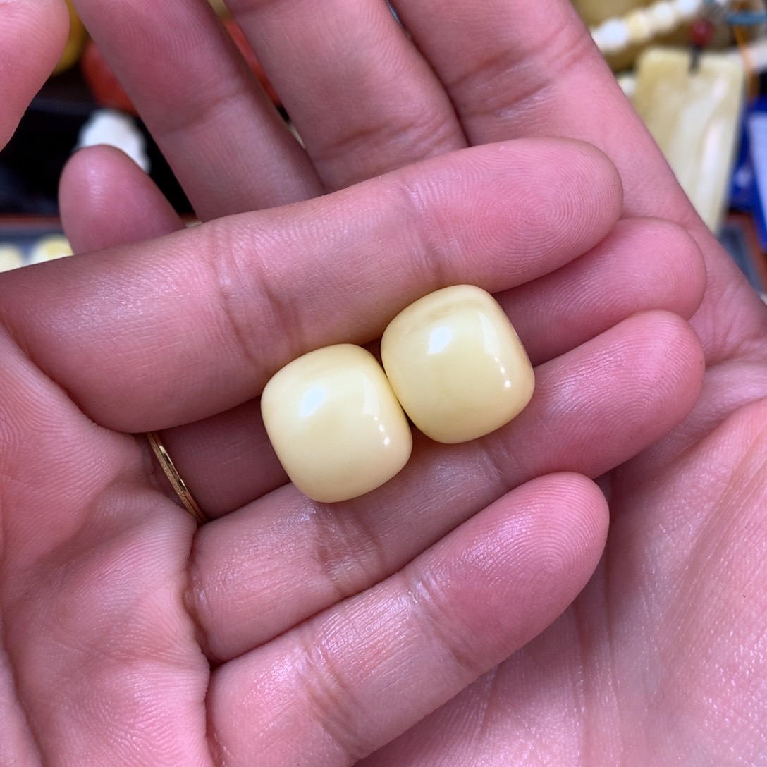 琥珀裸石未镶嵌G*B蜜蜡