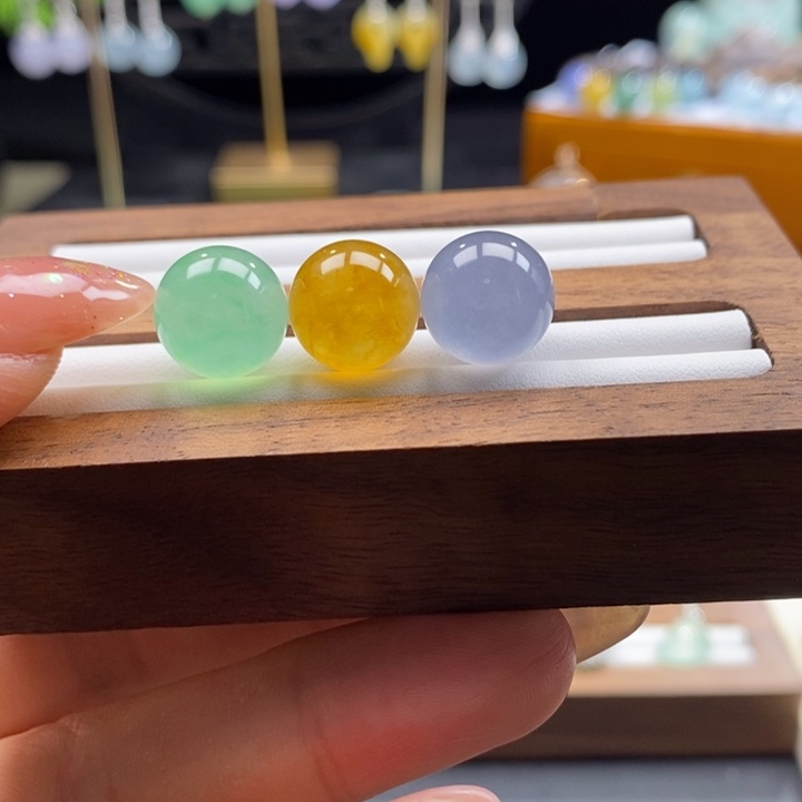 翡翠颈饰未镶嵌翡翠三彩色珠