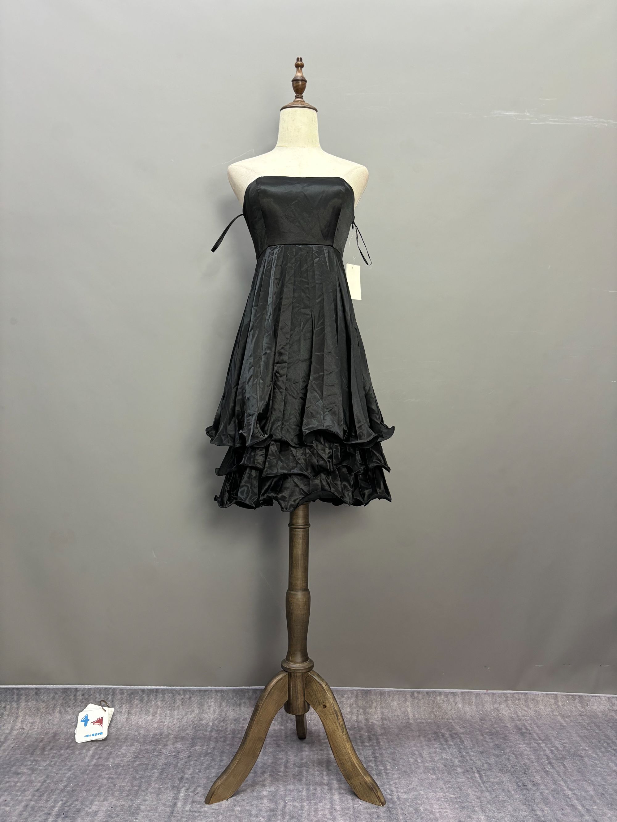 M码黑色礼服裙晚礼服气质拍照摄影缎面走秀褶皱蛋糕裙抹胸短裙