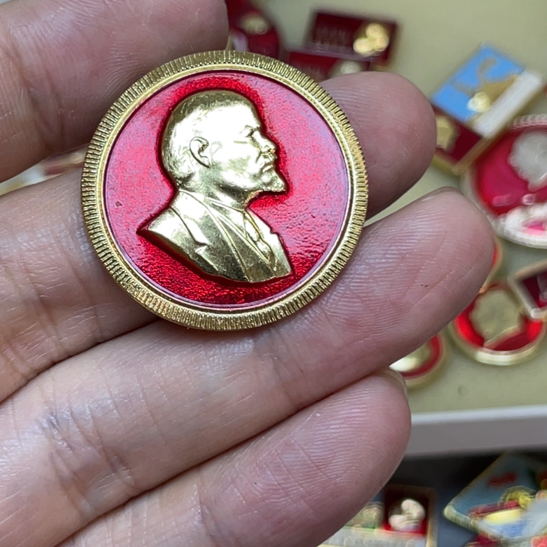 铝红色收藏精品像章