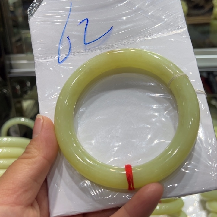 百***合和田玉未镶嵌手镯