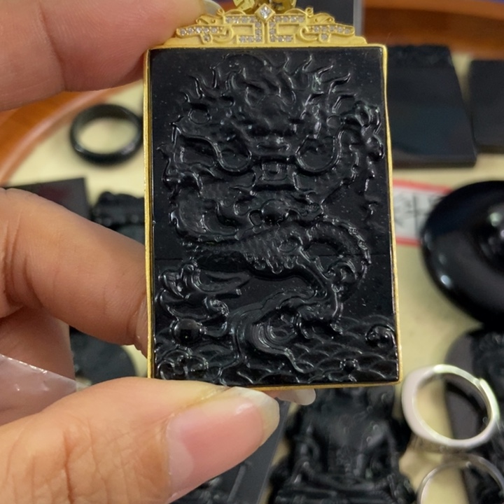 翡翠颈饰未镶嵌墨翠