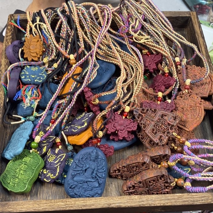 泥塑合香臻品脖挂牌选4款