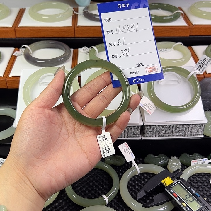 和田玉手镯未镶嵌