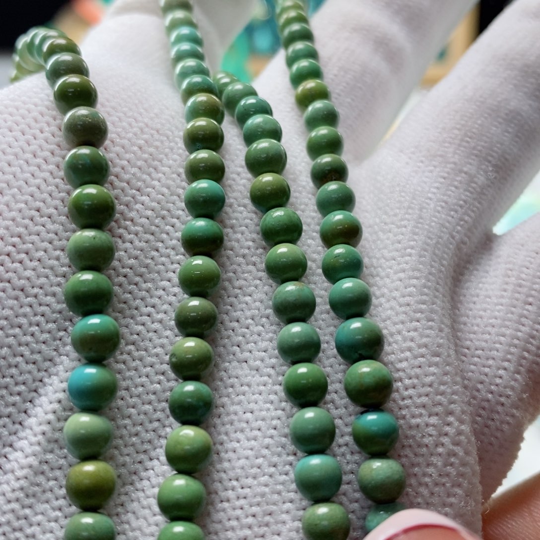 绿松石颈饰未镶嵌一***?