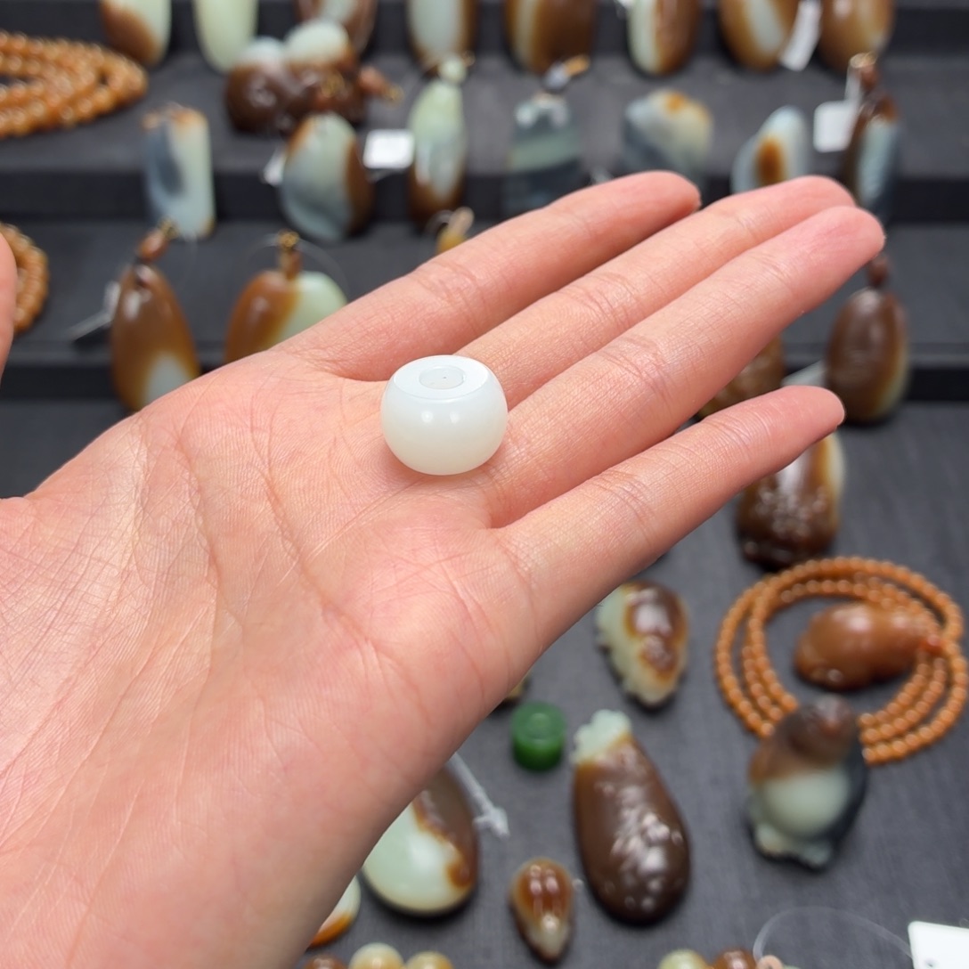 无***生和田玉未镶嵌颈饰