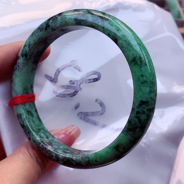 翡翠手镯未镶嵌翡翠