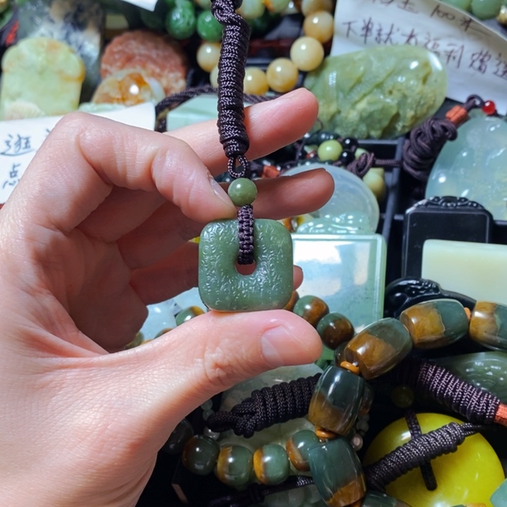 透闪石质玉颈饰未镶嵌