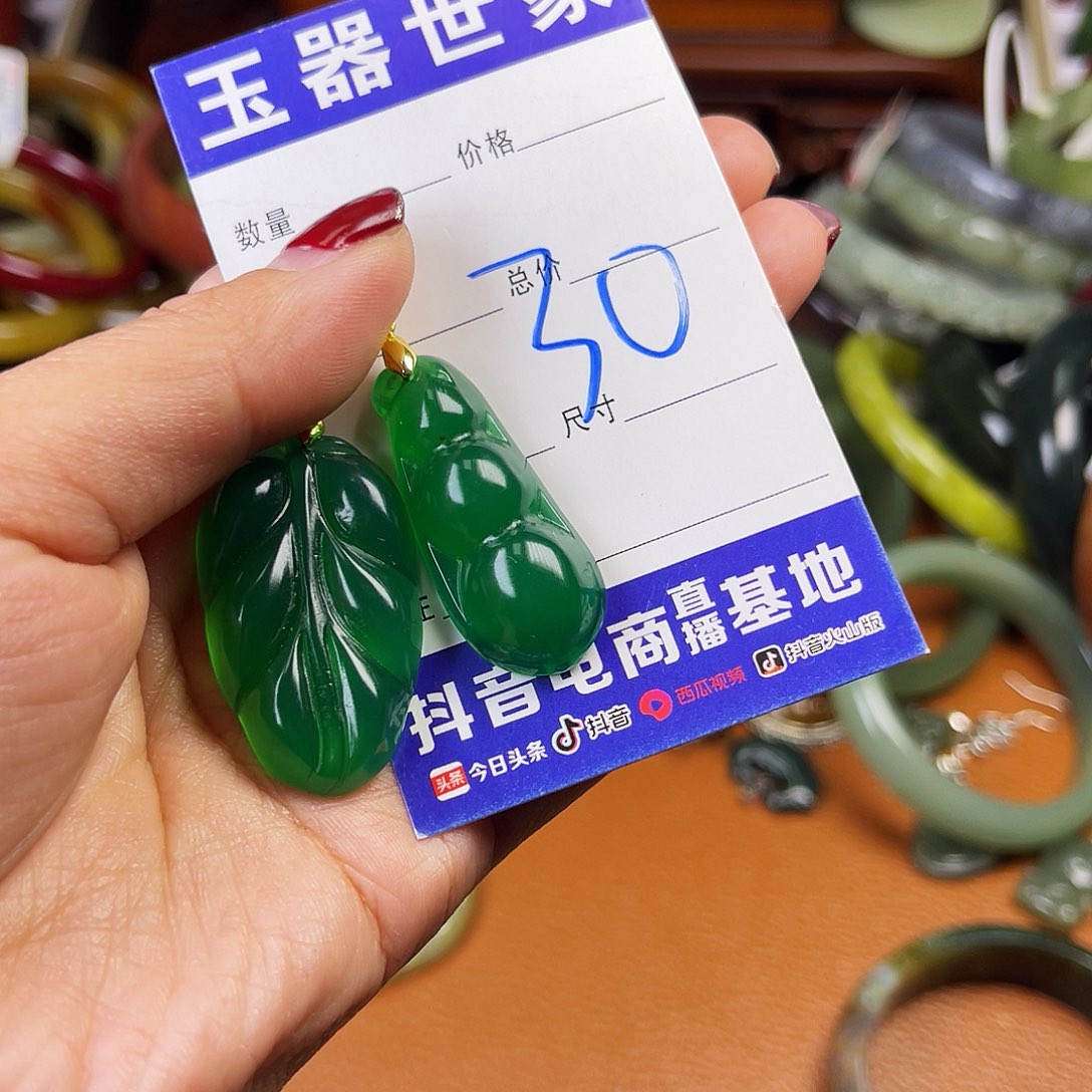 招***铛蛇纹石玉未镶嵌颈饰