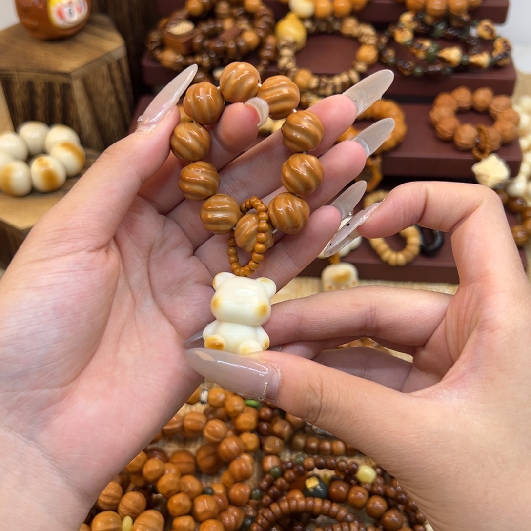 是***思猴头核桃吊坠扭扭珠搭配小熊