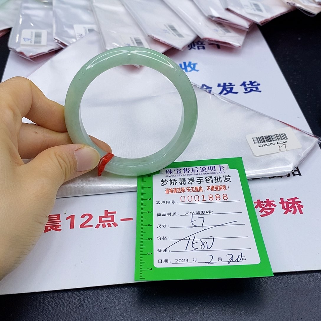 翡翠手镯未镶嵌翡翠手镯