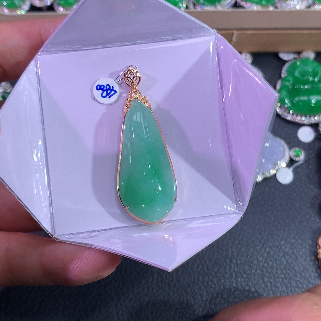 翡翠吊坠(赠链)18K金镶嵌