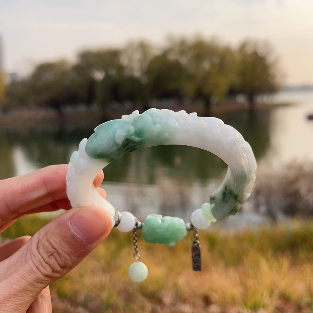 阳绿色立体雕刻大长腿半镯设计款中国风特色飘花