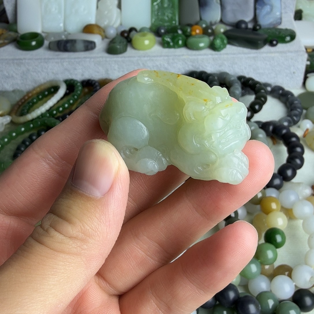 和田玉未镶嵌把件