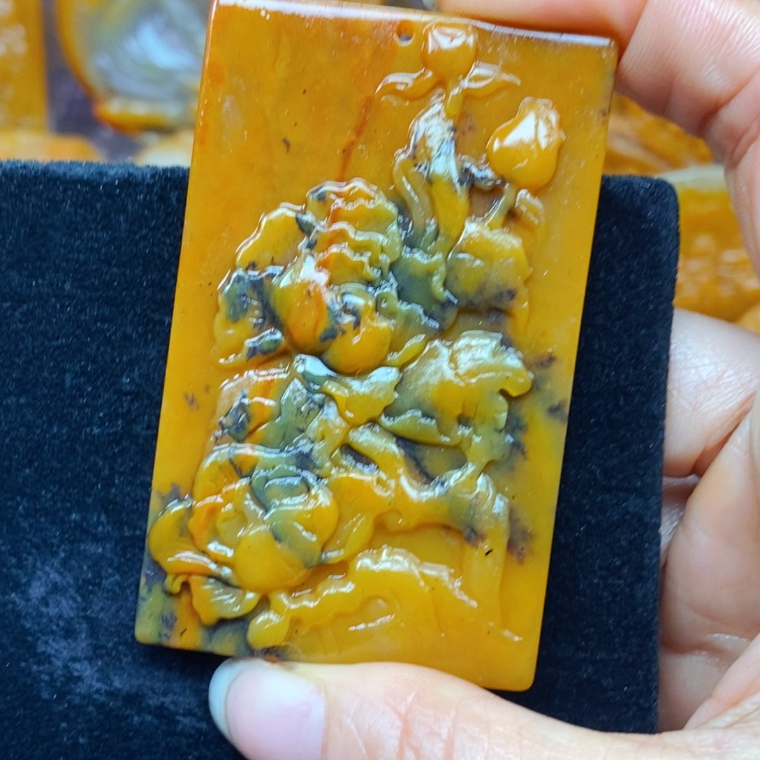 未镶嵌石英质玉（黄龙玉）颈饰