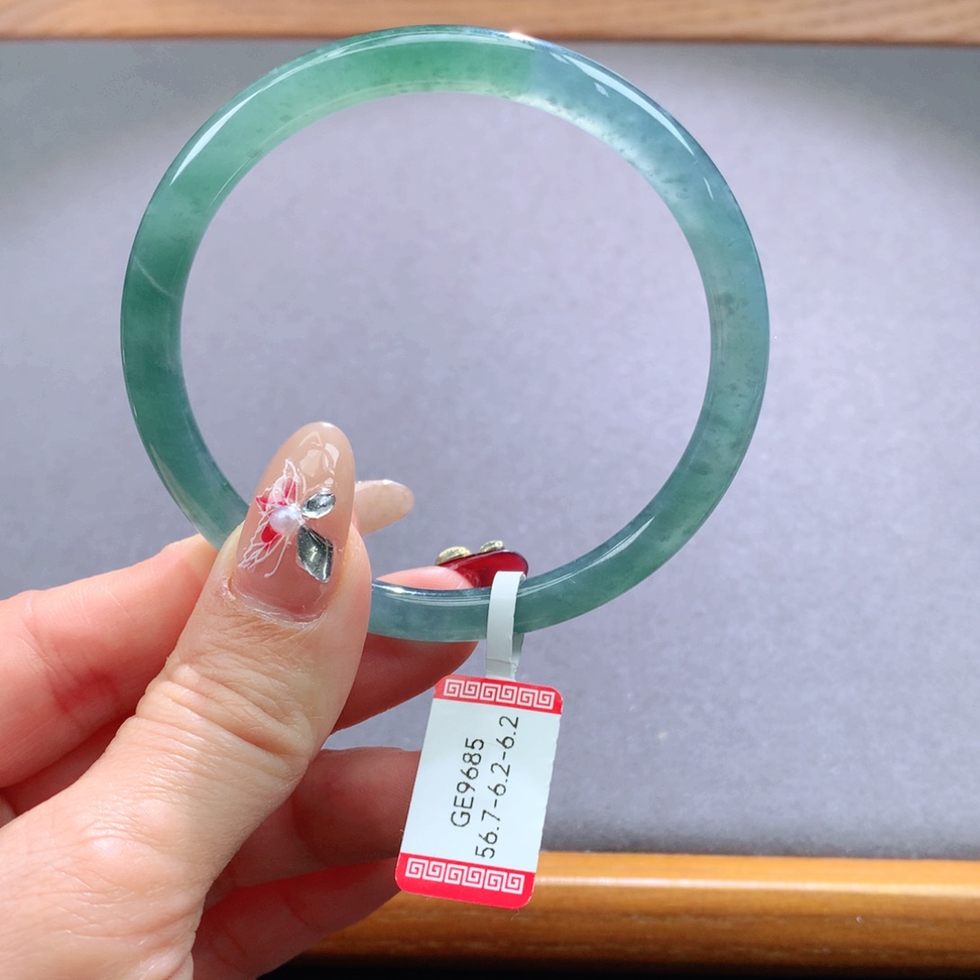 翡翠手镯未镶嵌天然翡翠手镯