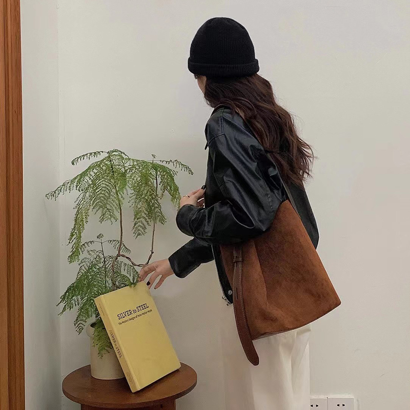韩国秋冬新款麂皮绒面单肩水桶包ins时尚复古休闲豹纹斜挎包女