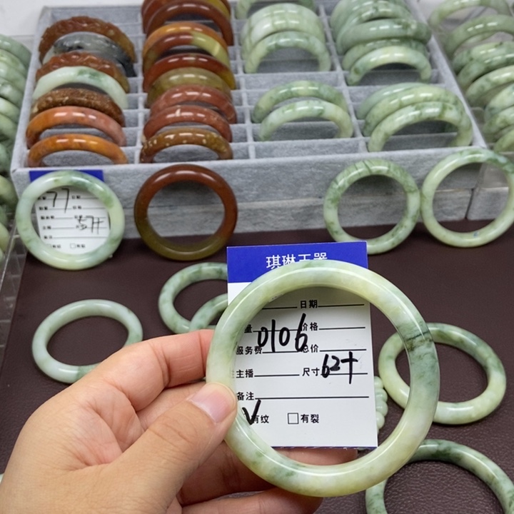 蛇纹石玉手镯未镶嵌