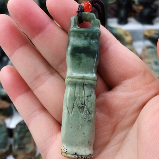 未镶嵌岫岩河磨玉（透闪石质玉）挂件