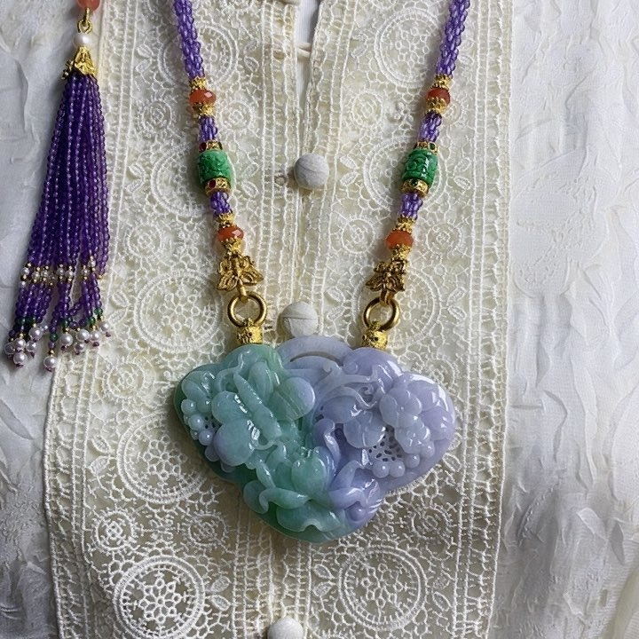 翡翠吊坠(赠链)未镶嵌春彩锁牌蝶恋花