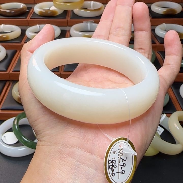 未镶嵌手镯和田玉暖白轮胎60.4上新！！