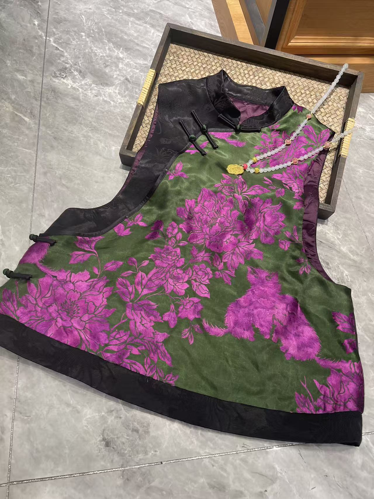 谢美丽-精选玫红小猫印花拼接马甲