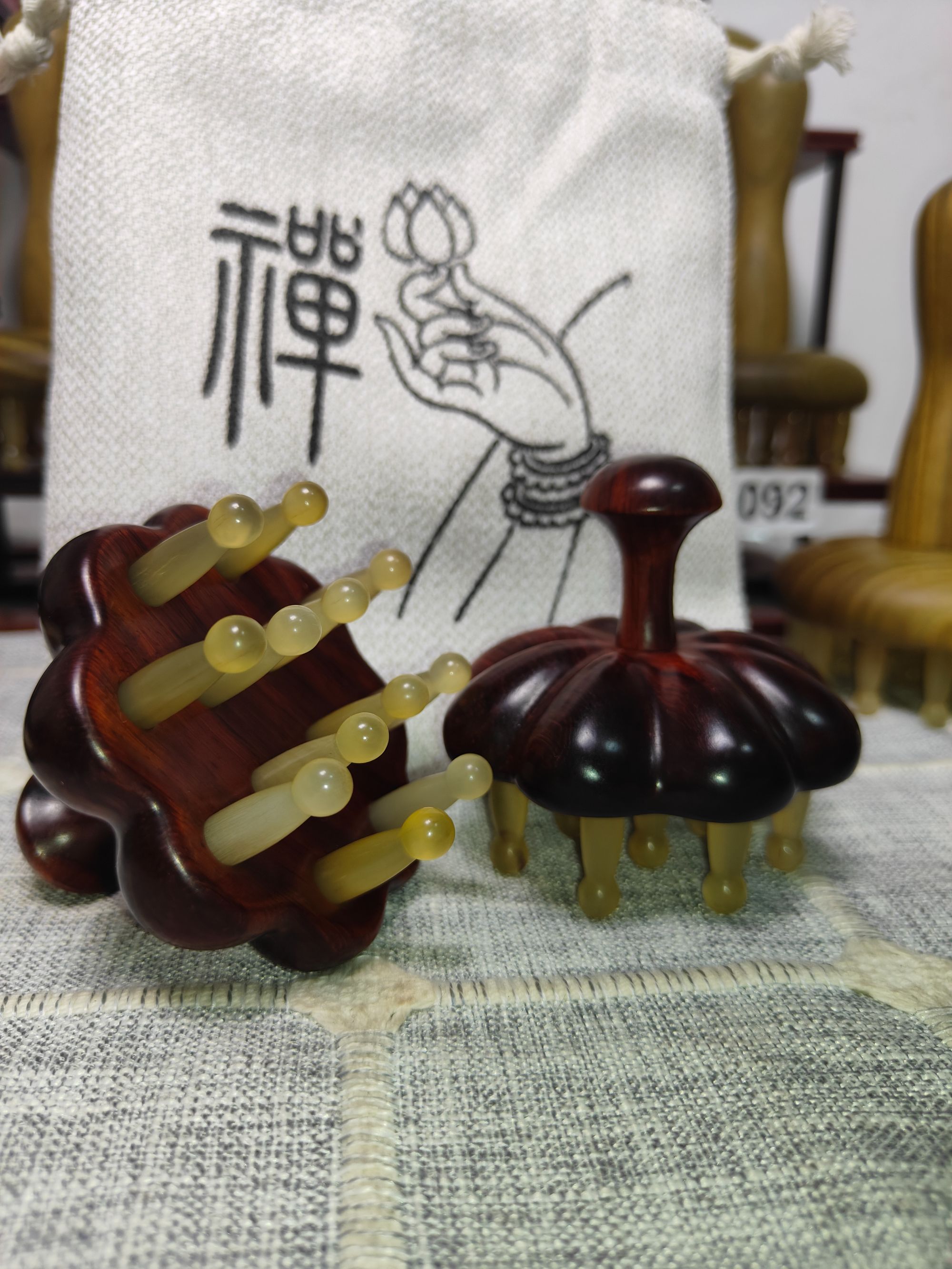 瑕疵紫檀木12根粗齿头部按摩梳
