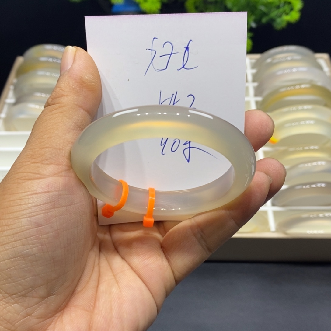 守***女玛瑙/玉髓未镶嵌手镯