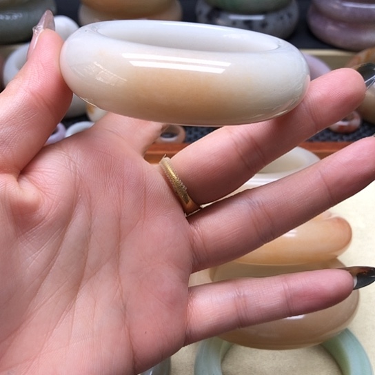 石英岩玉未镶嵌手镯