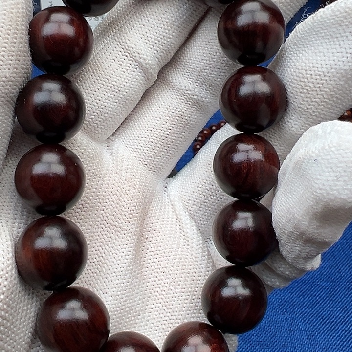 程***生花梨木类红降15圆珠黑肉满油单圈（瑕疵）