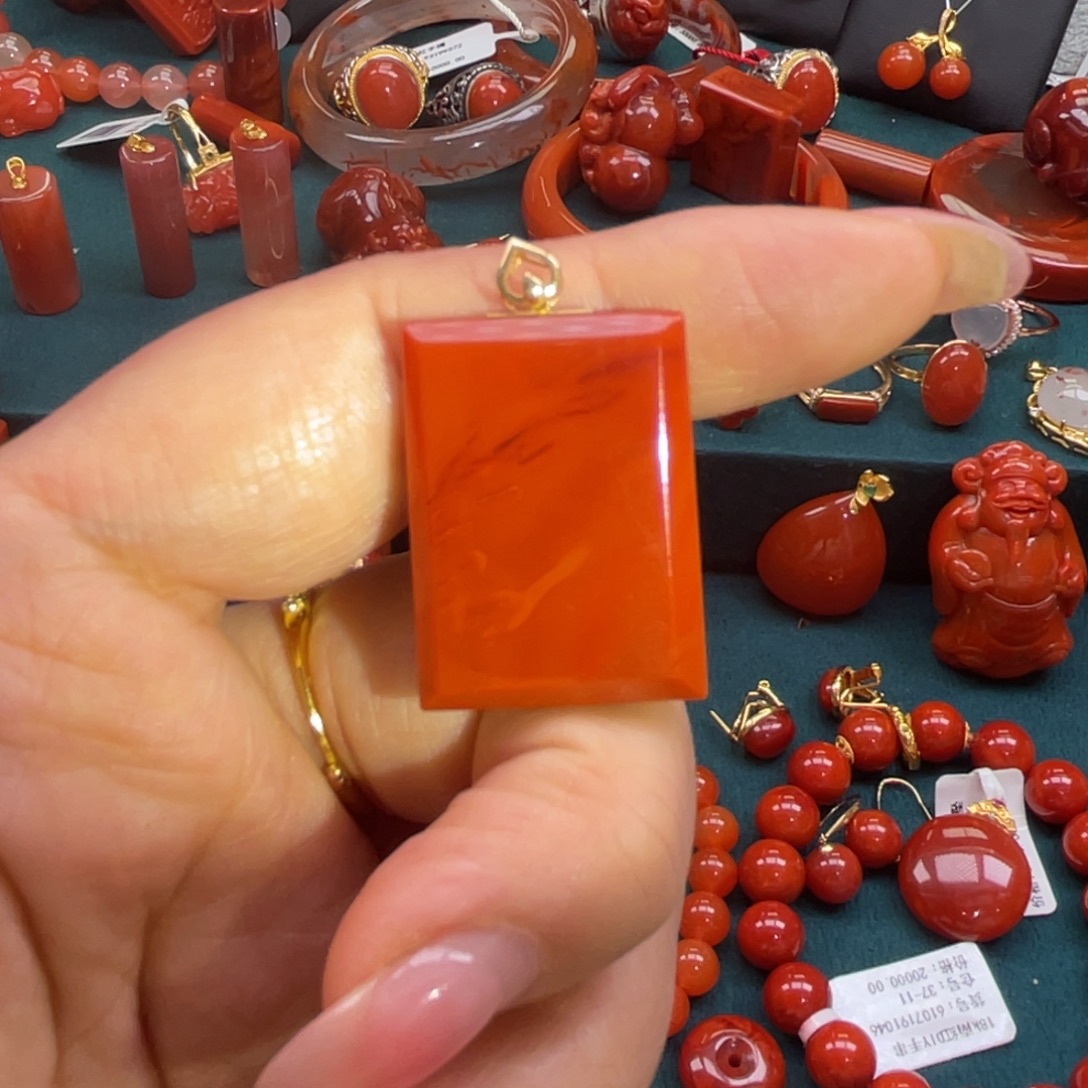 南红玛瑙18K金镶嵌川料南红满肉无事牌吊坠