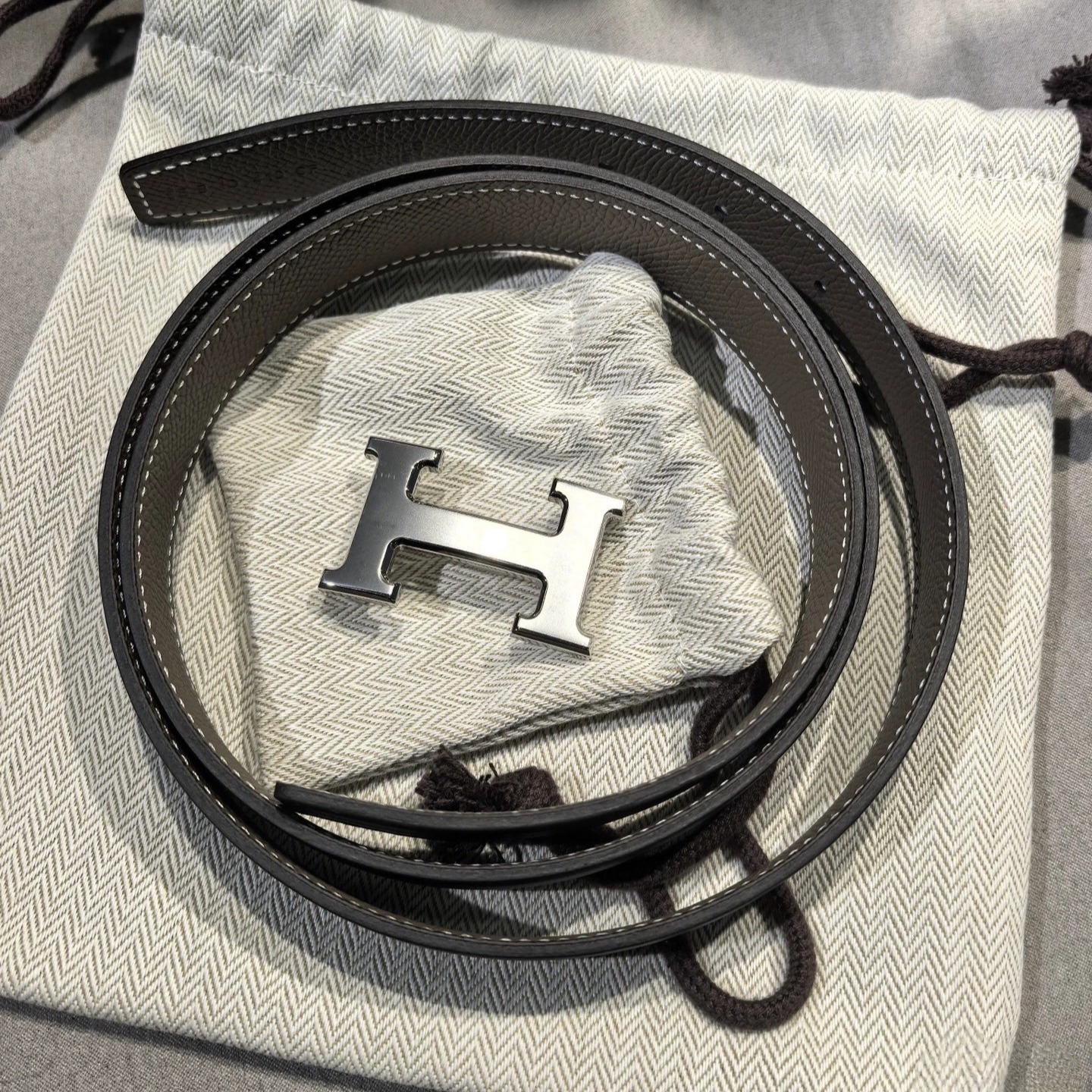 未使用 Hermes/爱马仕 专场 黑色拼大象灰 双面H银扣腰带 70码