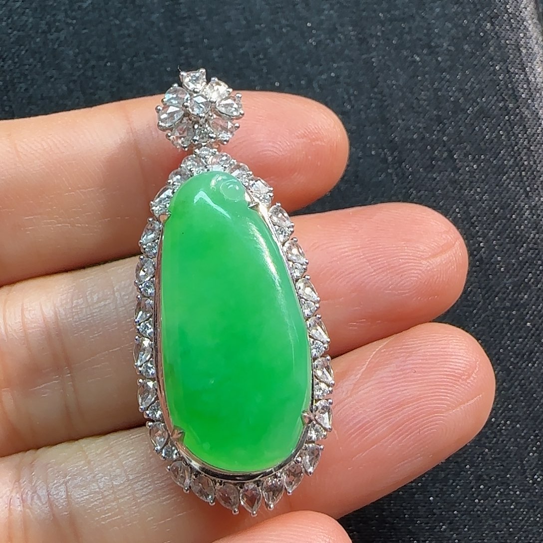 翡翠18K金镶嵌颈饰福瓜