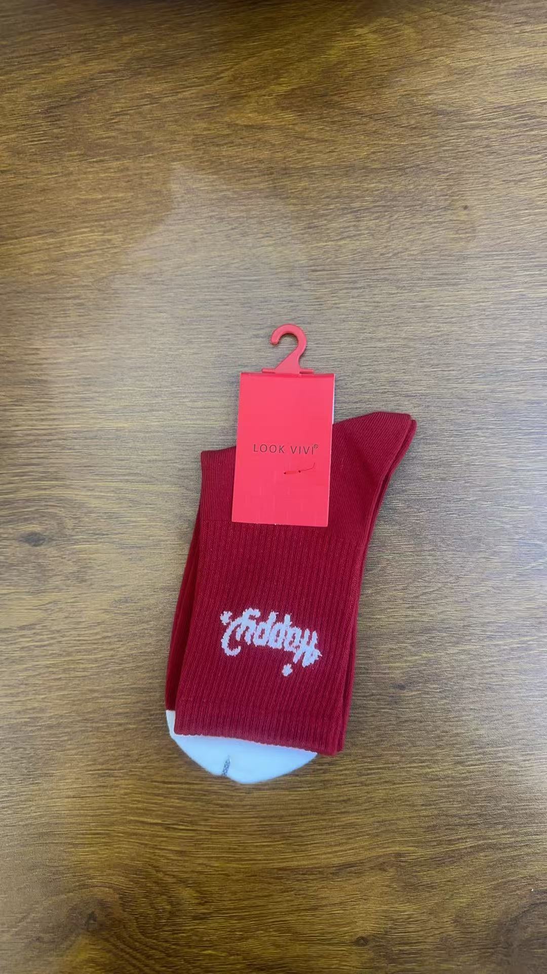 红色中统袜子一双