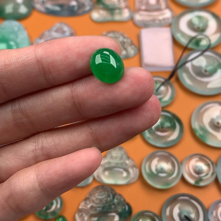 翡翠挂件未镶嵌…..